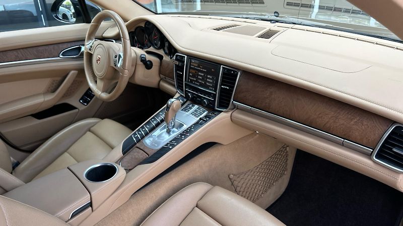 Porsche Panamera 4 - fotka 23 z 29