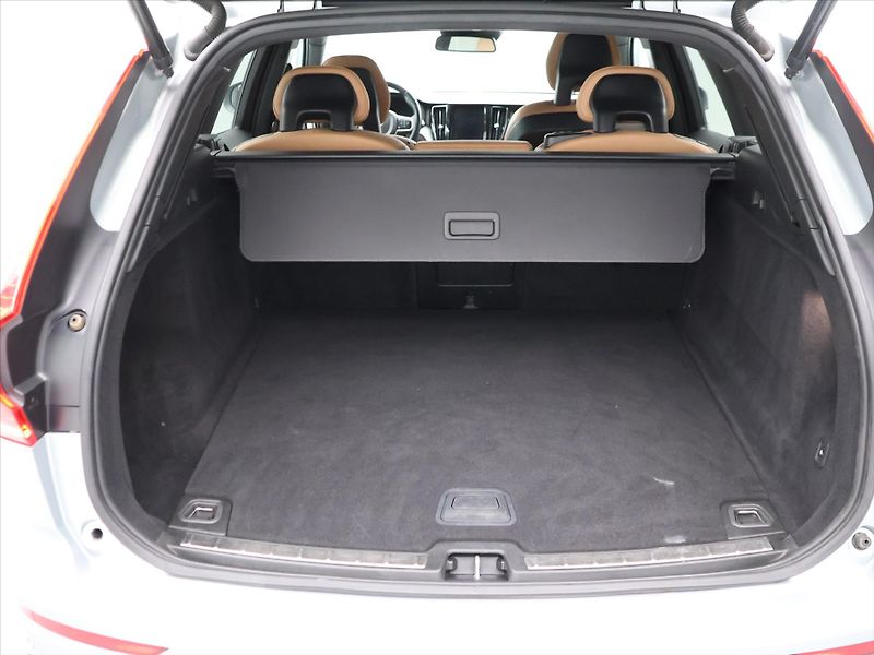 Volvo XC60 2,0 D4 140kW AWD Auto - fotka 10 z 29
