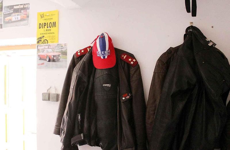 Nadšenec pro motoristické veterány Jindřích Kabourek u pýchy své sbírky, policejní Jawy 354, přezdívané nanuk.