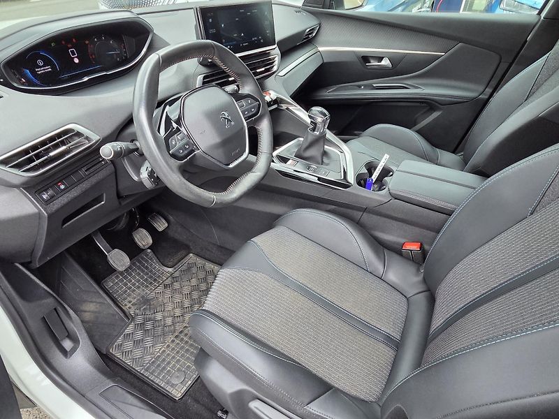 Peugeot 3008 (2023) 1.5 BHDi 130 ALLURE MAN6 - fotka 9 z 27