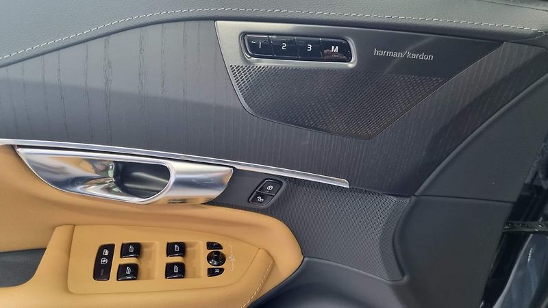 Volvo XC90 (2025) B5 2.0L 250+14 HP AT8 AWD PLUS - fotka 17 z 20