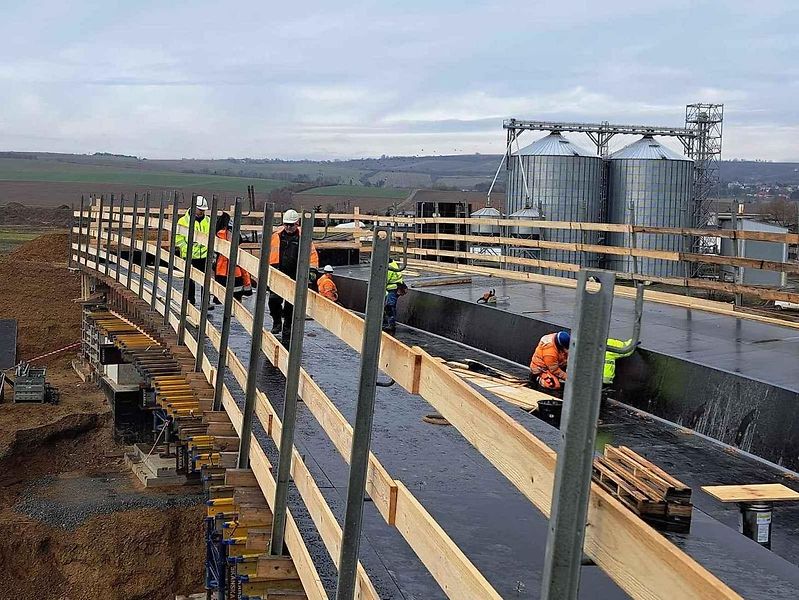 Obří ptačí sítě budou jako první v ČR chránit tuzemský úsek dálnice D55 na Slovácku.
