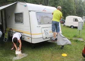 Po vydatném dešti nebo bouřce je potřeba důkladně zkontrolovat stav karavanu. Pár minut péče, které ušetří hodiny zbytečných starostí.