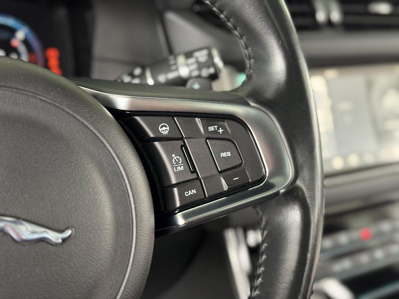 Jaguar XF 25d AWD*FullLED*360Kam*Panoram - fotka 27 z 41