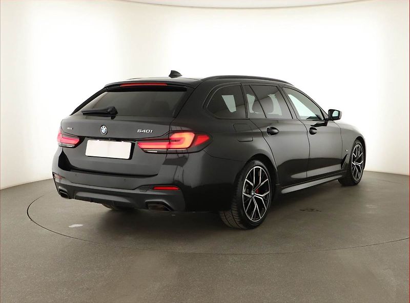 BMW Řada 5 (2021) 540i xDrive - fotka 5 z 20