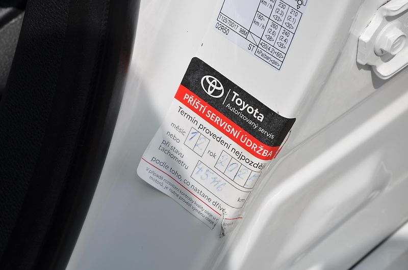Toyota Corolla 1.8 Hybrid KOMBI - fotka 12 z 21