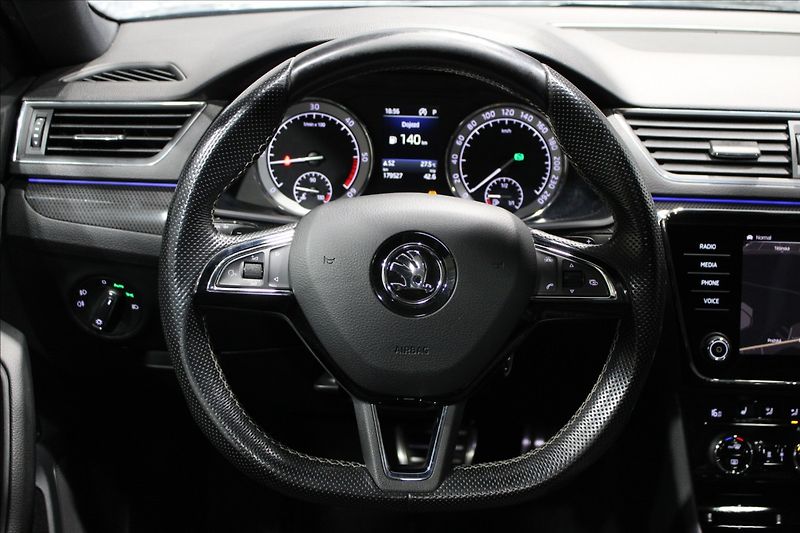 Škoda Superb 2,0 TDI DSG 140KW Sportline - fotka 23 z 37