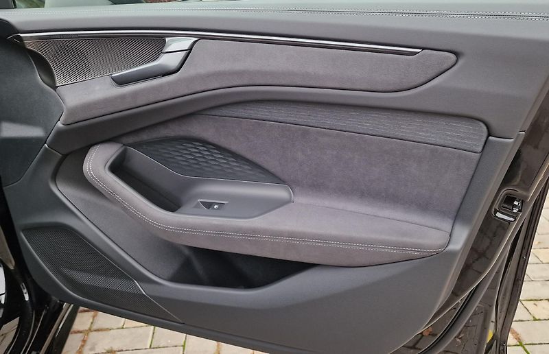 Audi A6 Avant (2025) quattro S-line Vzduch Pano Taž - fotka 50 z 52
