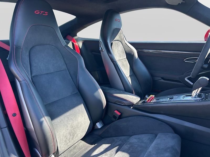 Porsche 911 Carrera 4 GTS Coupe - fotka 24 z 29