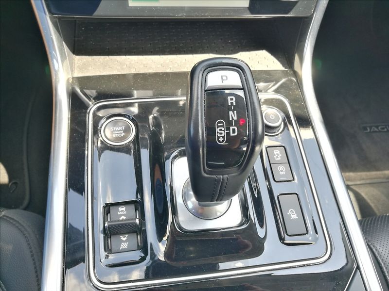 Jaguar XE 2,0 T 52000 km - fotka 12 z 23