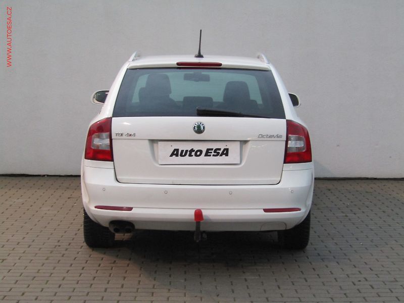 Škoda Octavia (2012) 2.0 TDi, Elegance, DSG, xenon - fotka 5 z 19