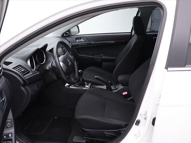 Mitsubishi Lancer 1,8 MIVEC 103kW SPORTBACK CZ - fotka 11 z 32