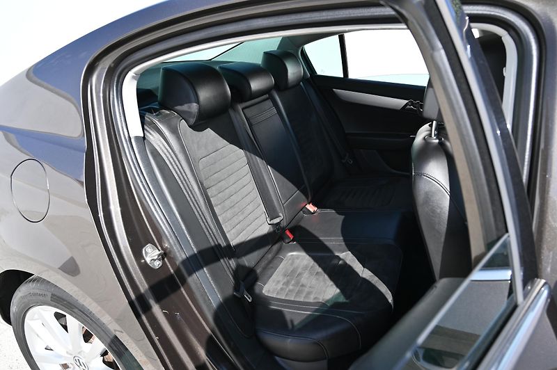 Volkswagen Passat 2.0TSI 155KW DSG Highline 7/14 - fotka 30 z 44