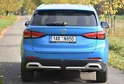 Vzadu lze spatřit typické doplňky pro SUV.
