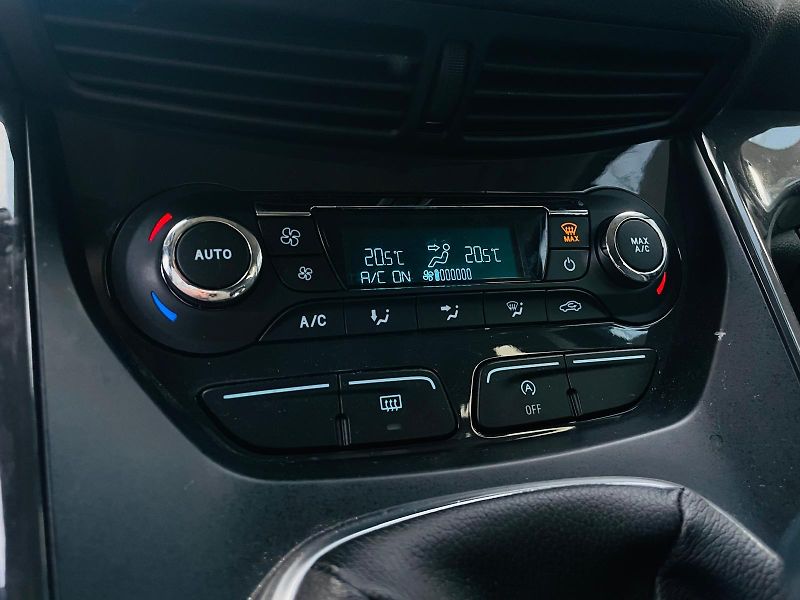 Ford Kuga 2.0TDCi 4x4 MAN TAŽNÉ SERVISKA - fotka 41 z 47