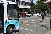 Autobus na vodíkový pohon v Mostě. Právě si jej fotí jeden z příznivců dopravy.