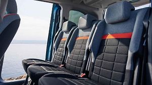 Osobní dodávky nabízejí také velkorysý prostor ve druhé řadě a třeba možnost umístění tří dětských autosedaček.