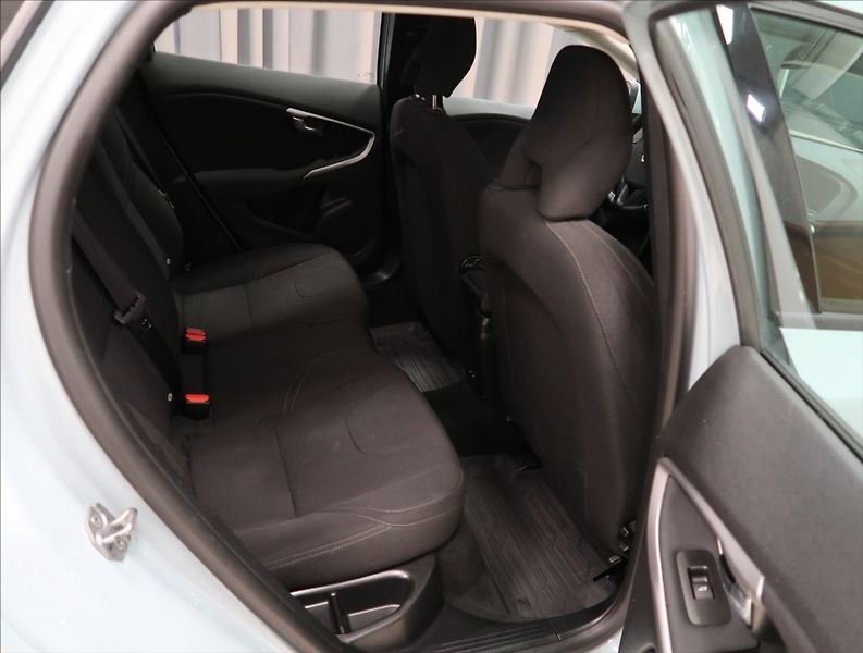 Volvo V40 2,0 D AUT NEZ. TOPENÍ - fotka 10 z 22