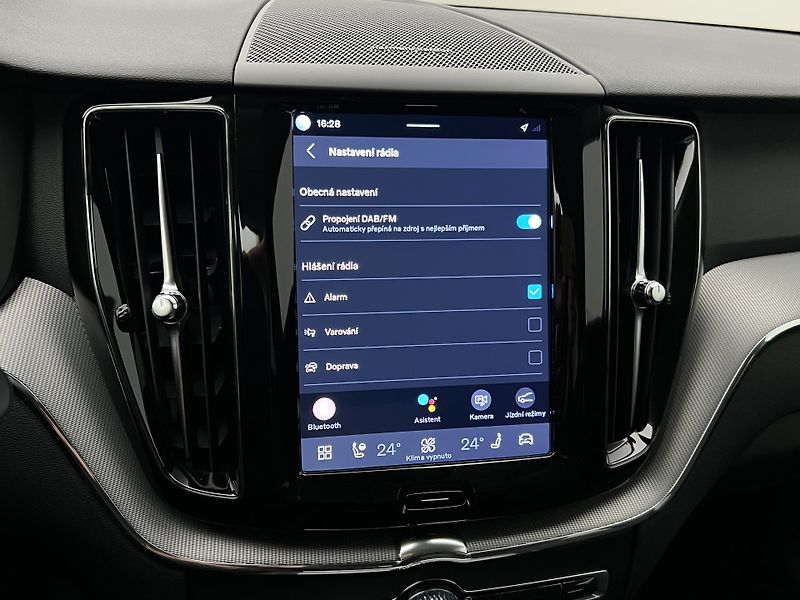 Volvo XC60 B5 AWD PLUS DARK AUT REZERVACE - fotka 30 z 44