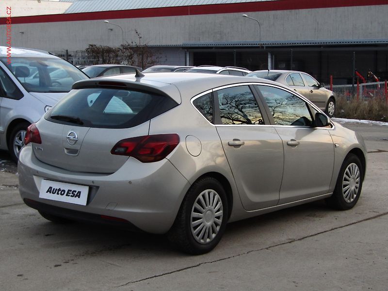 Opel Astra (2010) 1.4i, 2.maj,ČR, AC, navi - fotka 4 z 17