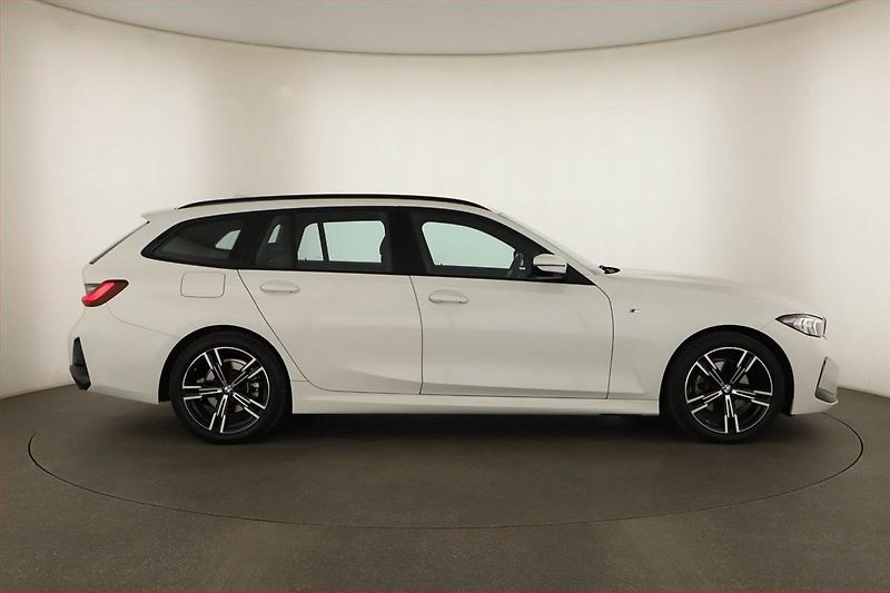 BMW Řada 3 (2022) 320 d xDrive - fotka 6 z 21