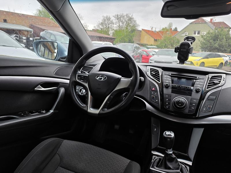 Hyundai i40 1.7-NÍZKÉ KM-AUT.KLIMA-ALU - fotka 18 z 19