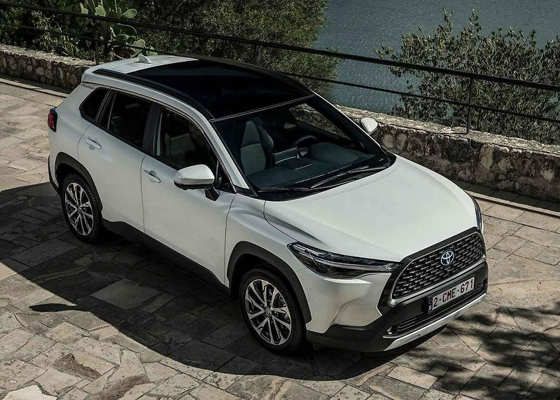 V terénu opravdu pomůže silnější zadní elektromotor