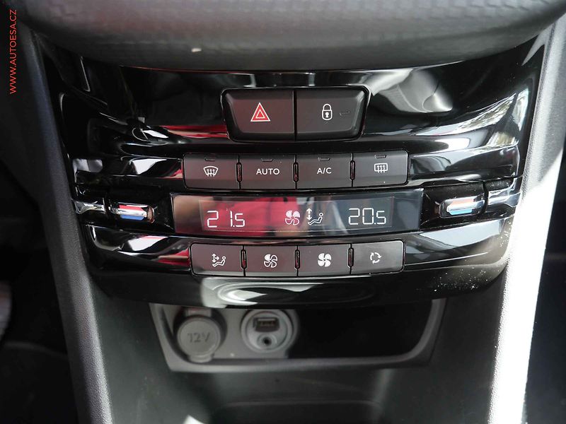 Peugeot 2008 (2015) 1.2 PT, 1.maj,ČR, Allure, AC - fotka 14 z 19