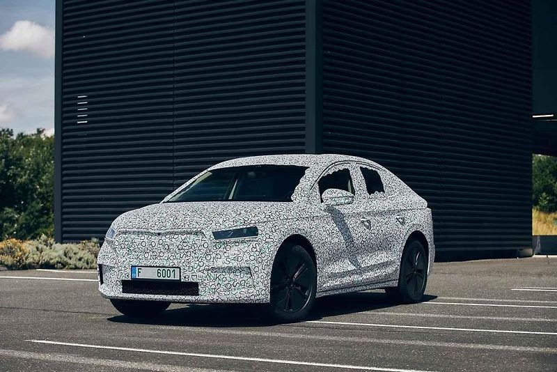 Vybraní motorističtí novináři již za sebou mají první testovací kilometry s Enyaqem iV Coupe