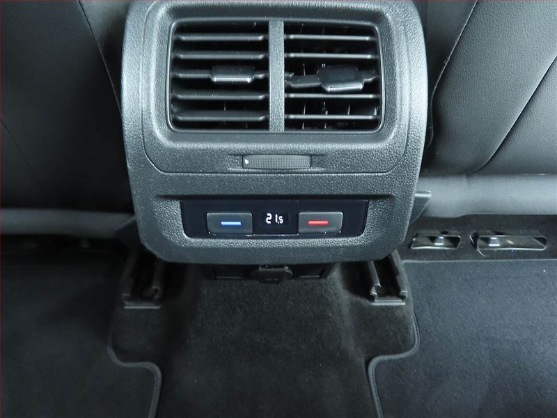 Volkswagen Touran (2023) 1.5 TSI - fotka 28 z 30