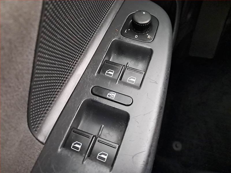 Volkswagen Golf (2007) 1.6, po STK, udržované - fotka 17 z 17