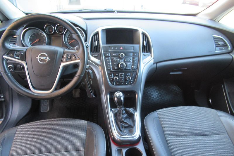 Opel Astra 1.4i AUT. KLIMA NAVIGACE - fotka 10 z 25