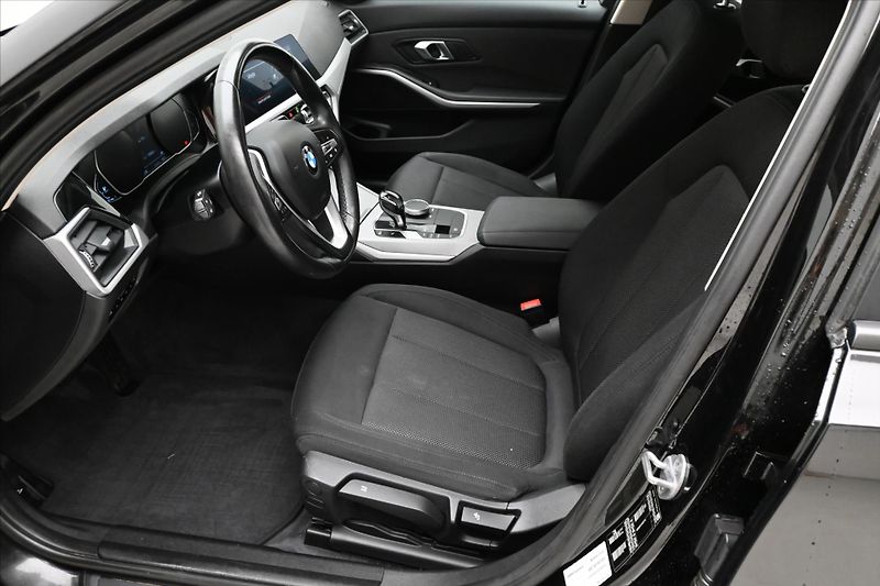 BMW Řada 3 2,0 320d 140 kW Steptronic Zár - fotka 13 z 31