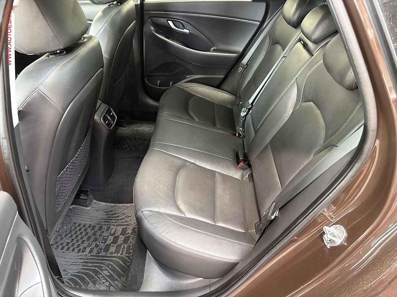 Hyundai i30 (2017) 1.4 TGDi, 1.maj,ČR, Bixen - fotka 10 z 17