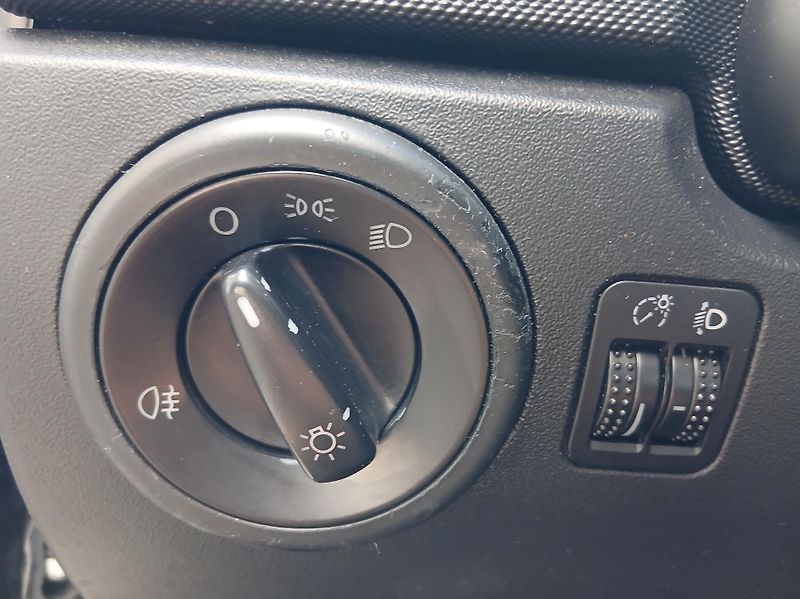 Volkswagen New Beetle 1.6i KLIMA NEHAVAROVANÉ - fotka 17 z 31