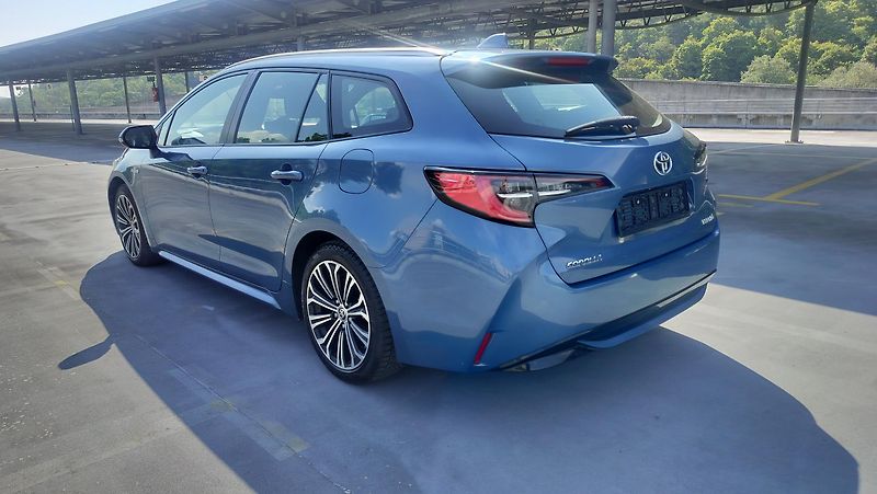 Toyota Corolla 2.0 hybrid, business, navigace - fotka 5 z 29