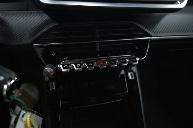 Peugeot 2008 1,2 HYBRID AT KAMERA 360° ČR - fotka 38 z 43