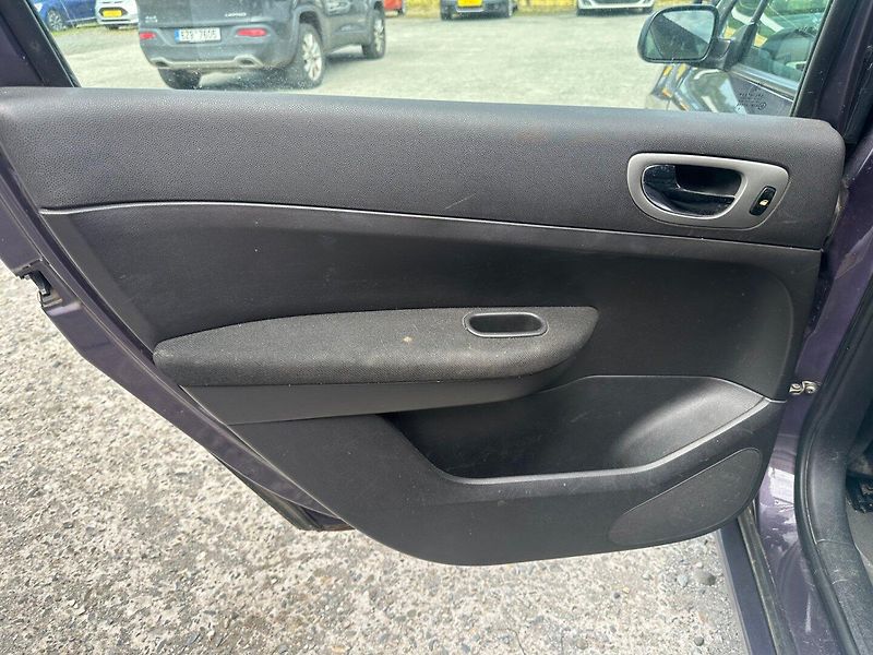 Peugeot 307 1.6i 80kw/2 sady pneu - fotka 12 z 17