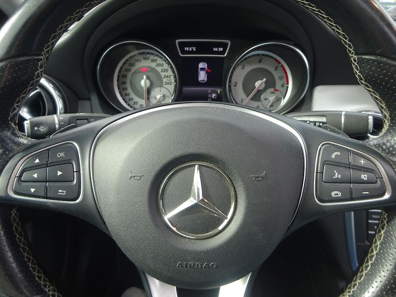 Mercedes-Benz GLA 200d 100kW 4MATIC PANORAMA  - fotka 17 z 40