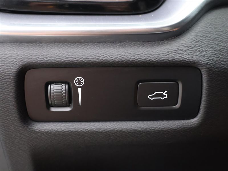 Volvo V60 2,0 B4 AWD Cross Country DPH - fotka 17 z 36