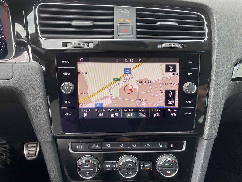 Volkswagen Golf (2017) 1.5 TSi, Sound, LED, navi, - fotka 16 z 18