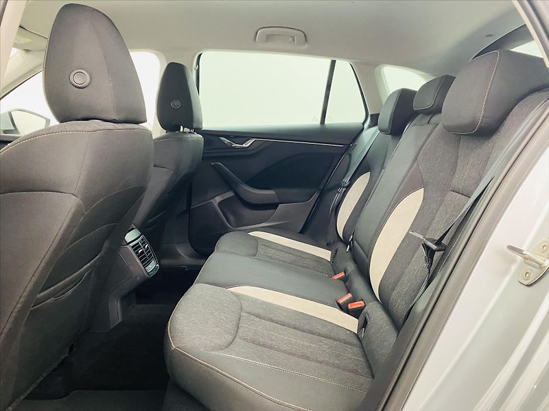 Škoda Scala 1,0 TSI 85kW Top Selection - fotka 6 z 27