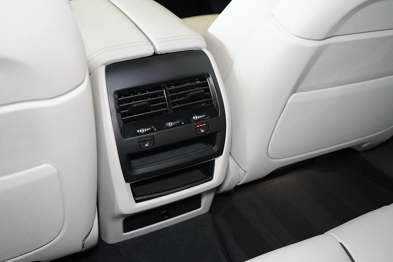 BMW X6 30d xDrive, Vzudch, Masáž - fotka 46 z 48