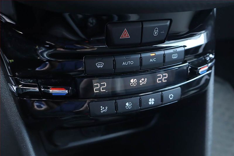 Peugeot 2008 (2018) 1.2 PureTech, Automat - fotka 16 z 25