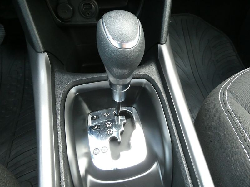 Peugeot 2008 1,2 PureTech 81kW AUTOMAT, ČR - fotka 27 z 38