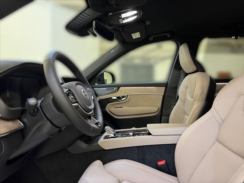 Volvo XC90 (2025) 2,0 B5 AWD Dark Plus 2132 - fotka 7 z 15