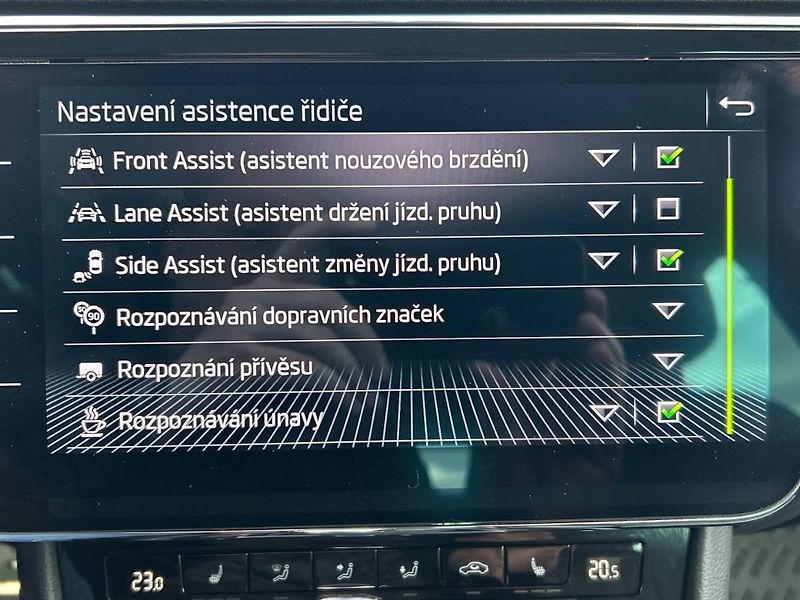 Škoda Superb (2022) kombi 2.0 TDI 7DSG L&K - fotka 26 z 35