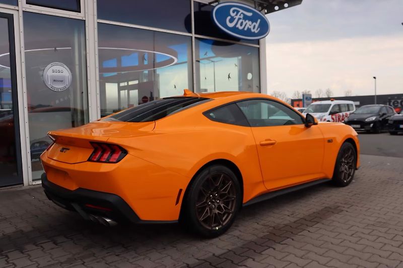 Ford Mustang (2026) Fastback 5.0 Bronze-Styling - fotka 5 z 24