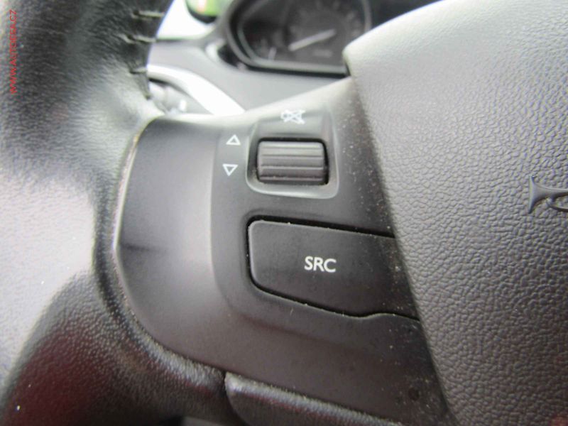 Peugeot 2008 (2017) 1.2 i, 1.maj,ČR, AC, výhřev - fotka 16 z 17