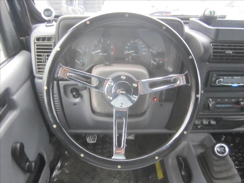 Jeep Wrangler 2.5i 4x4, Hardtop - fotka 8 z 38